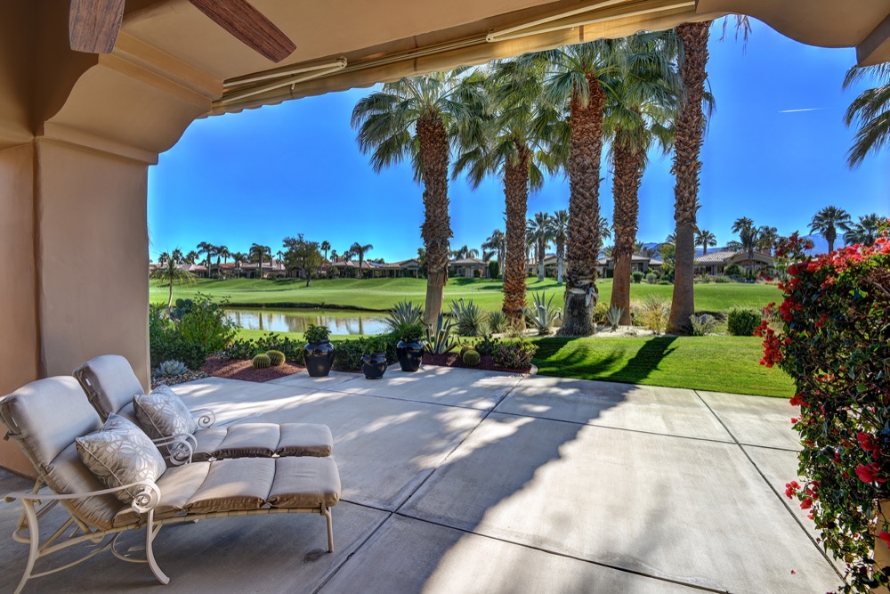 001LIVING ROOM PATIO OUT TO VIEW