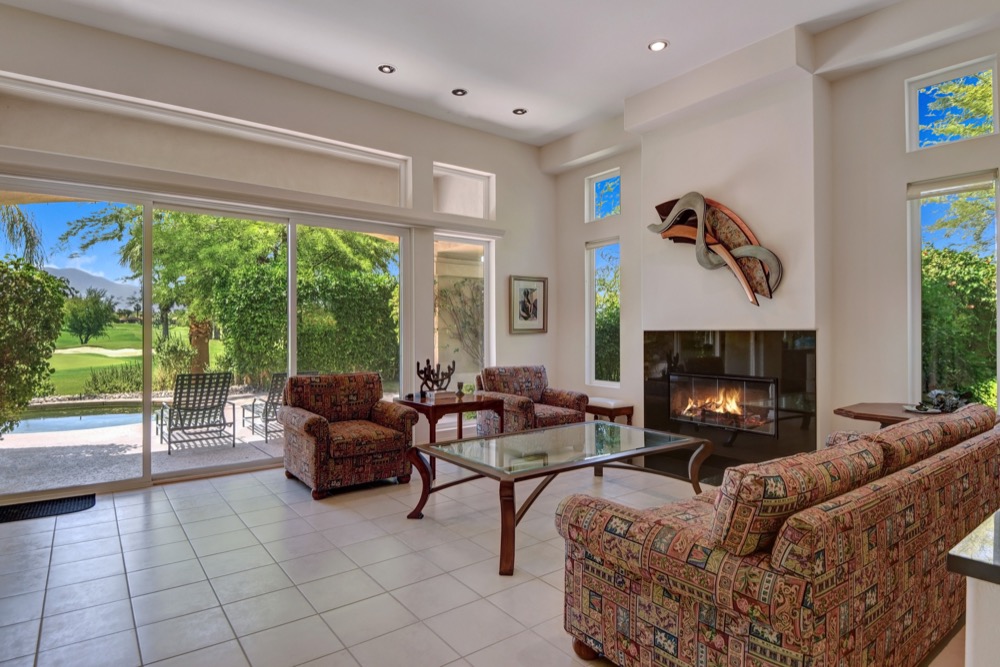 002LIVING ROOM TO POOL AND VIEW