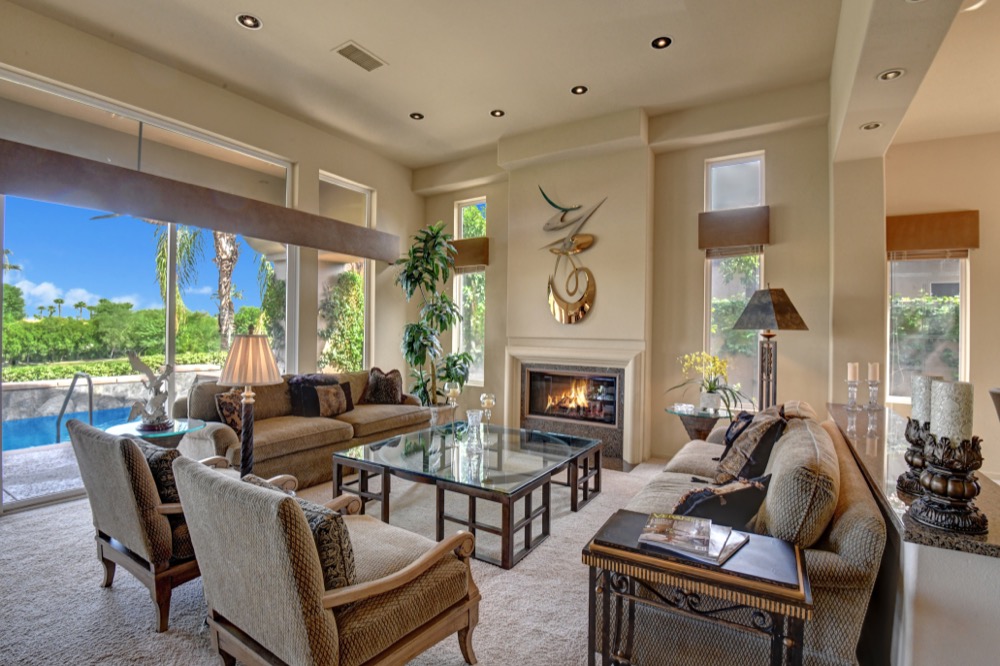 002LIVING ROOM OUT TO POOL