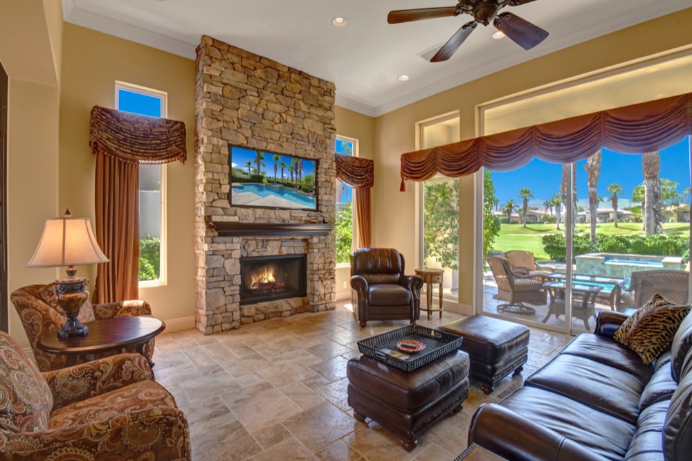 006LIVING ROOM TO VIEW